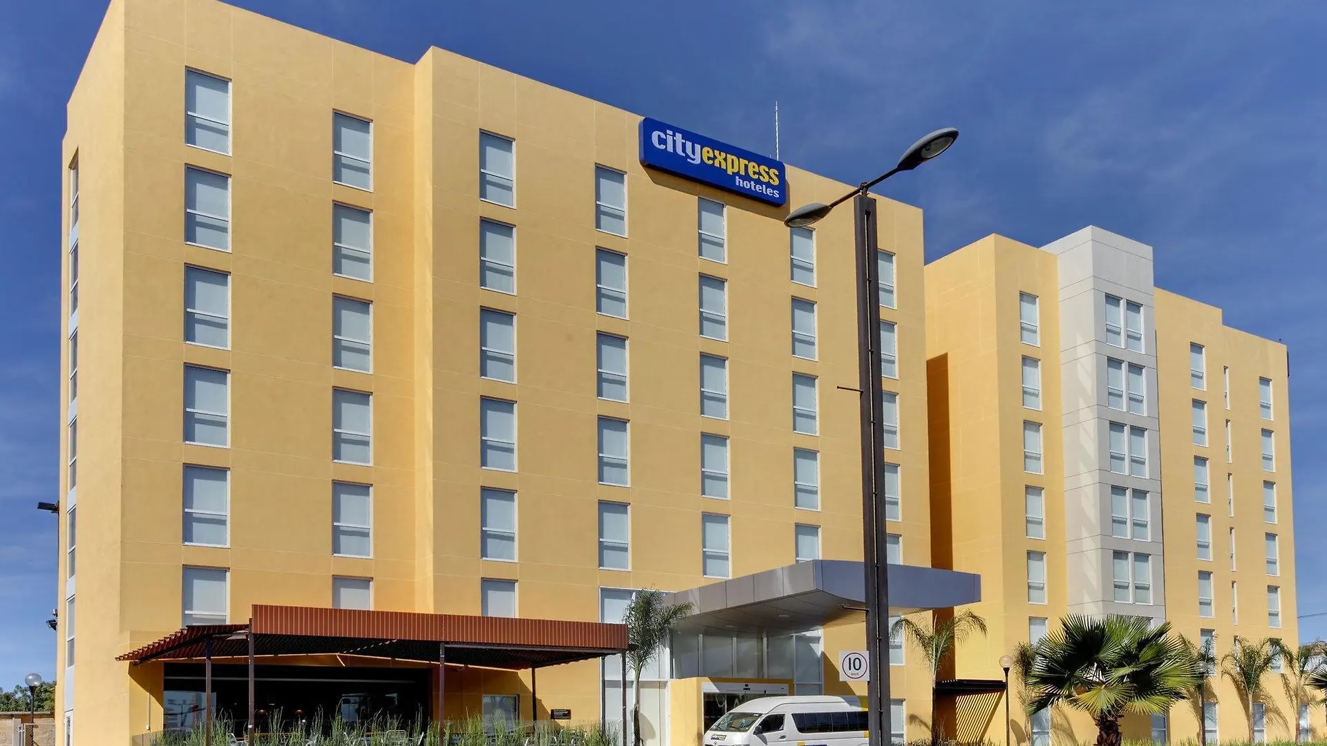 City Express Suites By Marriott Керетаро
